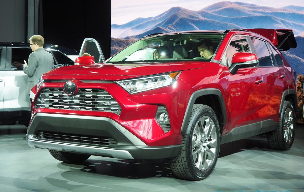 Toyota RAV4 krosovers: 2019. modeļa gads
