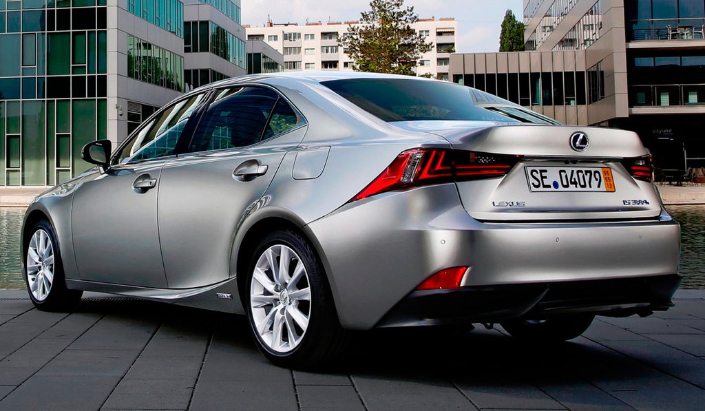 Atjauninātais sedans Lexus IS