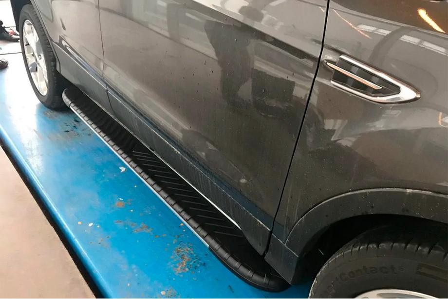 Ford Kuga/Escape 2013–2019 Sānu pakāpieni Bosphorus Grey (2 gab., alumīnijs) Ar krāsotām durvju plāksnēm Foto 4