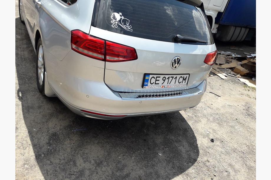 Volkswagen Passat B8 2015–2023 Aizmugurējā bampera hromētā uzlika Carmos V1 (SW) Foto 8