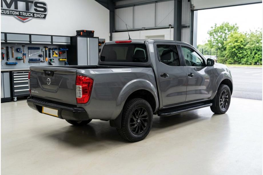 Nissan Navara/NP300 2016– Sānu pakāpieni Bosphore Black (2 gab., alumīnijs) Image
