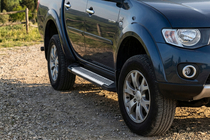 Mitsubishi L200 2015–2024 Sānu sliekšņi Line (2 gab., alumīnijs) foto 1