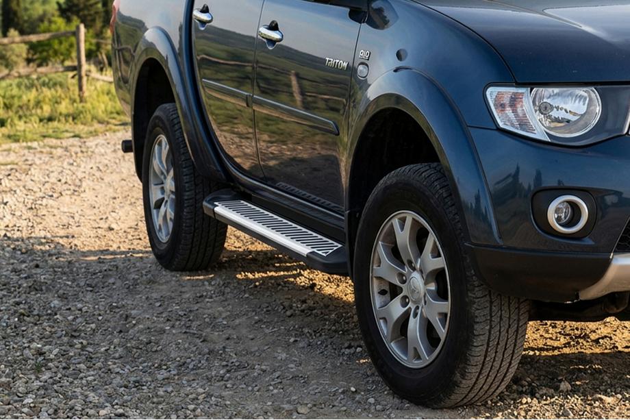 Mitsubishi L200 2015–2024 Sānu sliekšņi Line (2 gab., alumīnijs) Image