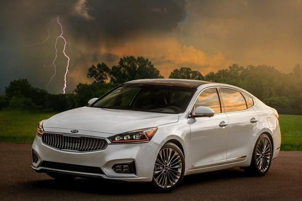 Sedans Kia Cadenza: stabilitāte, komforts un premium kvalitāte