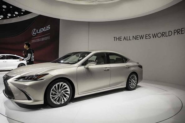 Septītās paaudzes Lexus ES sedans