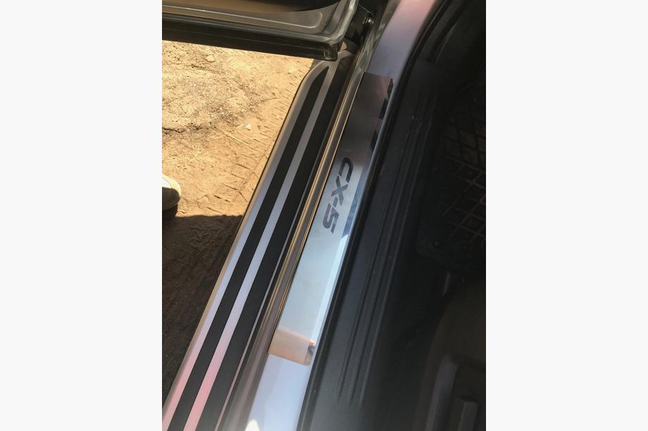 Mazda CX-5 2017–2025 Sliekšņu uzlikas Nataniko (4 gab., nerūsējošais tērauds) Standarta - Lohmann līmlente, 0,5 mm Foto 4