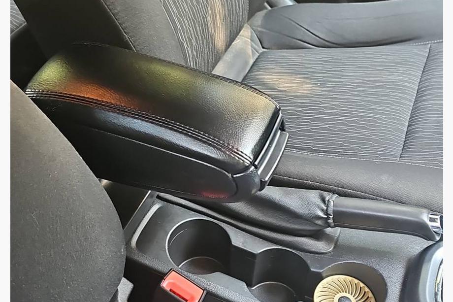 Opel Astra J 2009–2015 Elkoņbalsts (krūžu turētājā) Foto 1