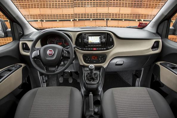 Fiat Doblo piecvietīgā kravas un pasažieru kompaktvena apskats Foto 5