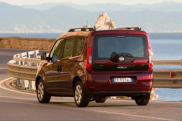 Fiat Doblo piecvietīgā kravas un pasažieru kompaktvena apskats Foto 8