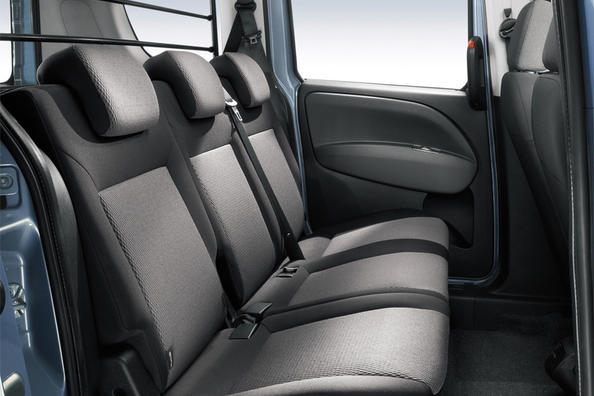 Fiat Doblo piecvietīgā kravas un pasažieru kompaktvena apskats Foto 6