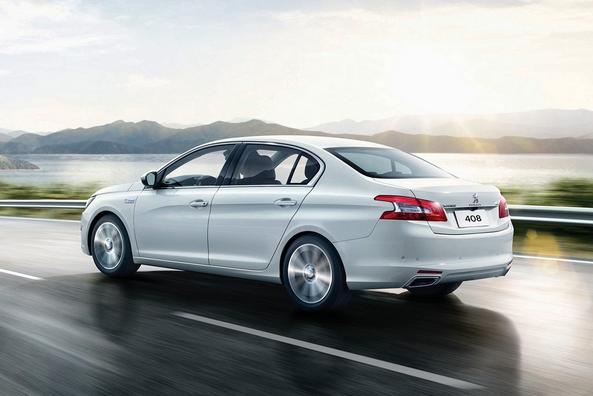 Budžeta sedana Peugeot 408 apskats Foto 8