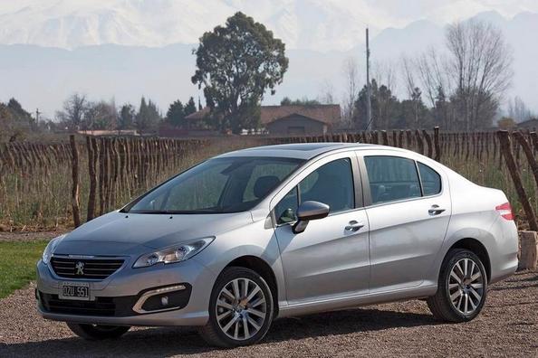 Budžeta sedana Peugeot 408 apskats Foto 5