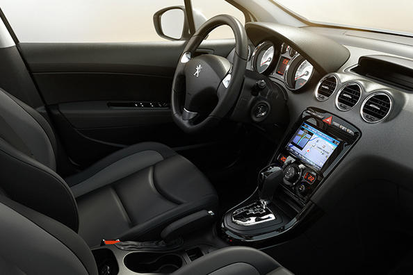 Budžeta sedana Peugeot 408 apskats Foto 4
