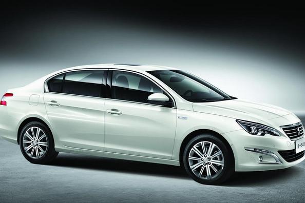Budžeta sedana Peugeot 408 apskats Foto 3