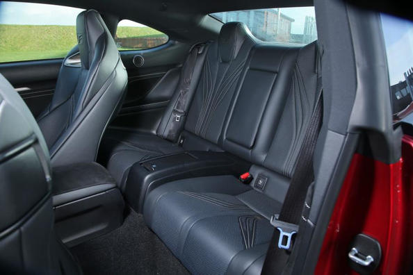 Lexus RC F sporta kupejas apskats Foto 9