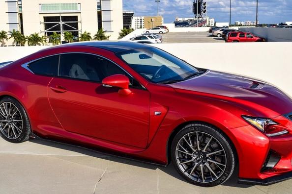 Lexus RC F sporta kupejas apskats Foto 6