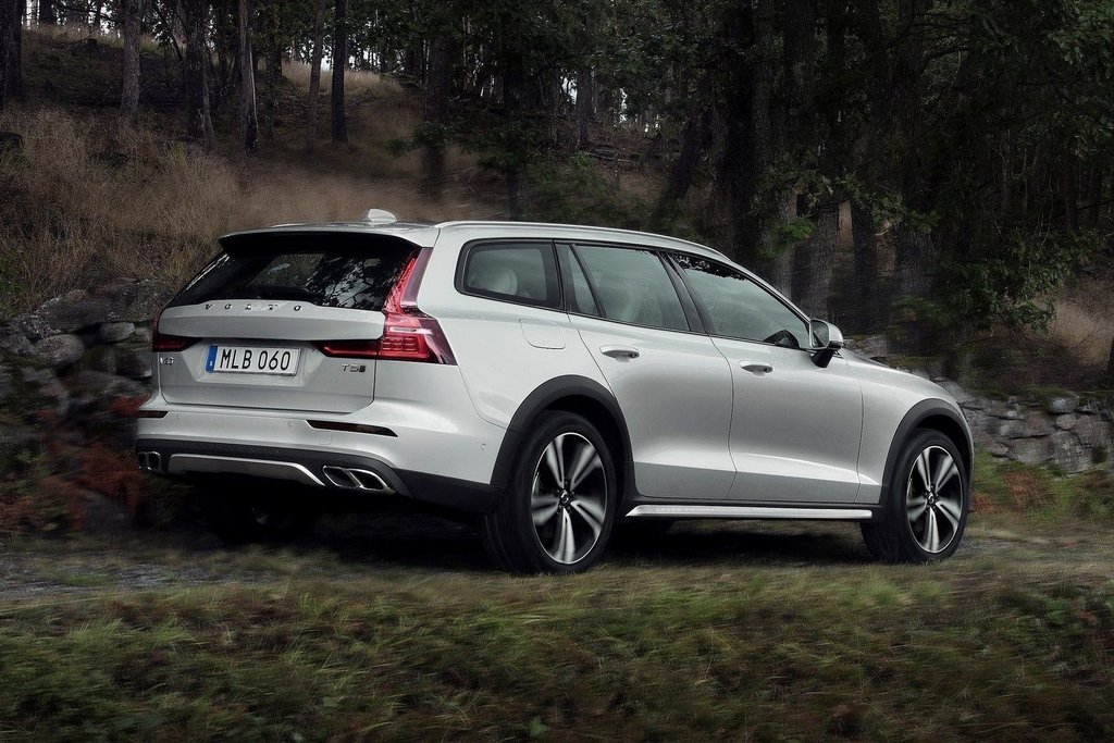 Otrās paaudzes paaugstinātas caurgājības Volvo V60 Cross Country universālis