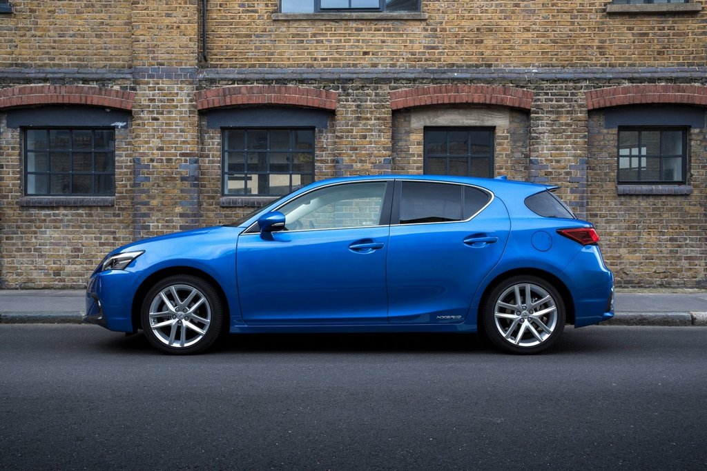 Lexus CT 200h hibrīdā hečbeka apskats