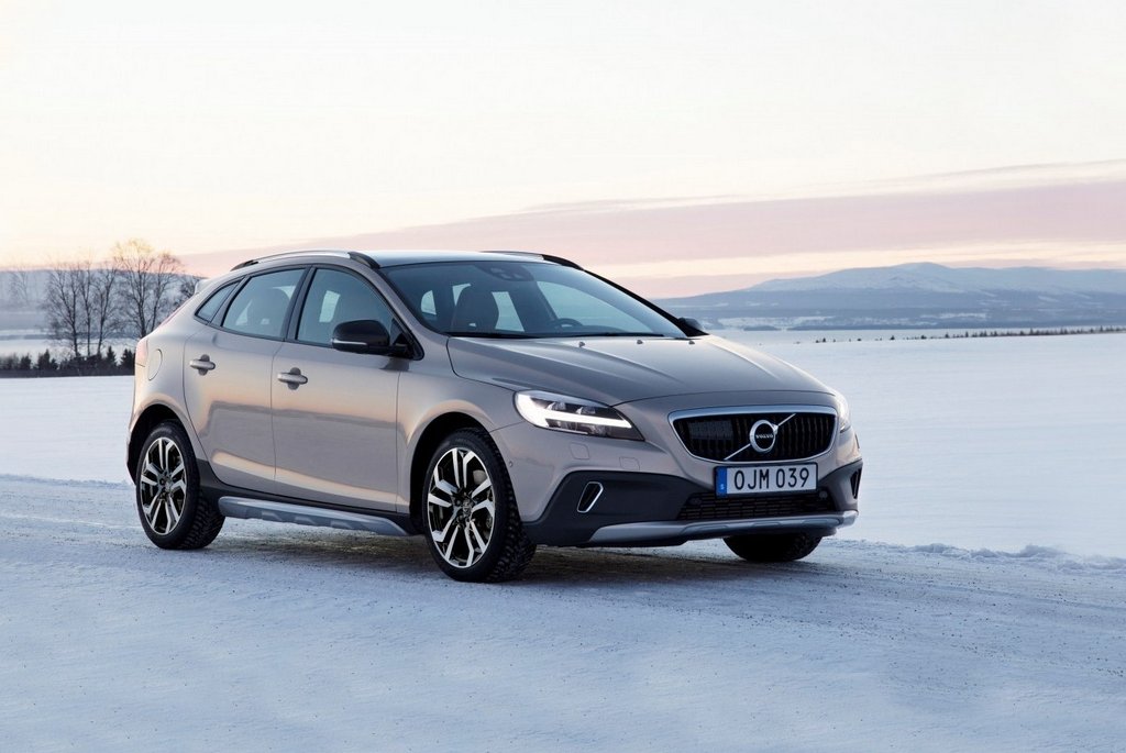 Volvo V40 Cross Country hečbeka bezceļu versijas apskats