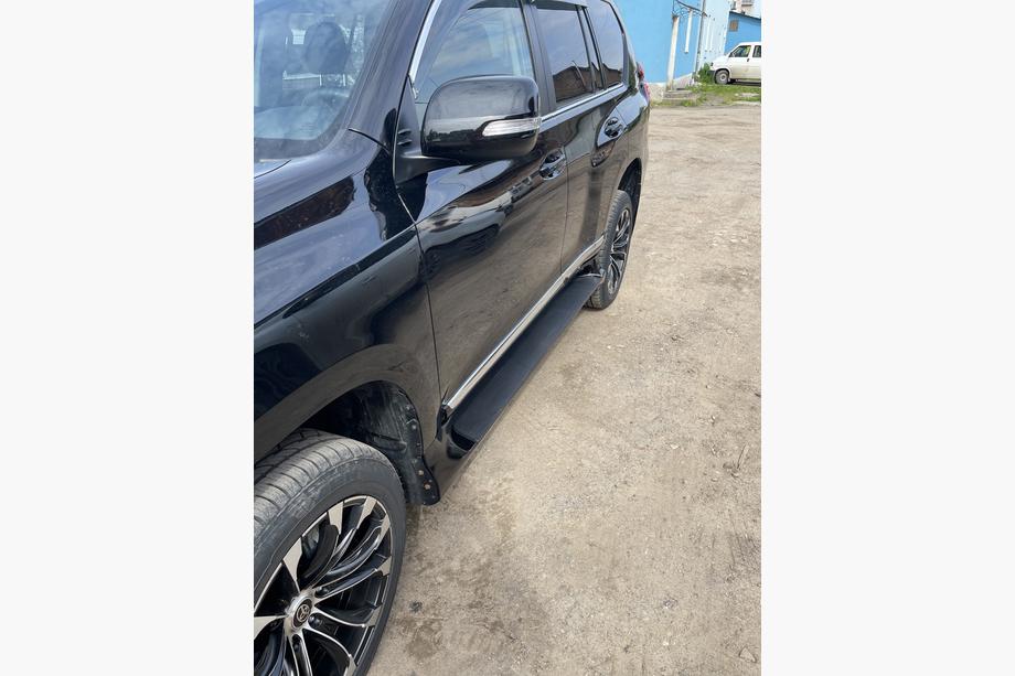 Toyota Land Cruiser Prado 150 2009–2023 Sānu pakāpieni GX-style (2 gab., alumīnijs) Balta krāsa (melns sānu pakāpiens) Foto 8