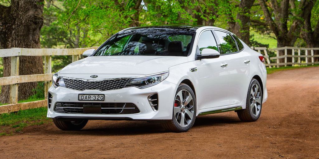 KIA Optima GT uzlādētā sedana apskats