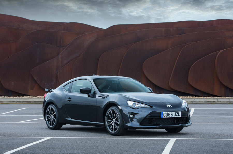 Atjauninātā Toyota GT86 kupejas apskats