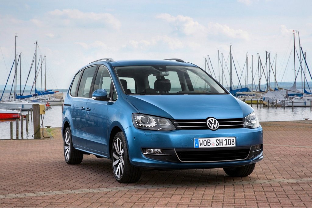 Atjaunināts otrās paaudzes Volkswagen Sharan minivens
