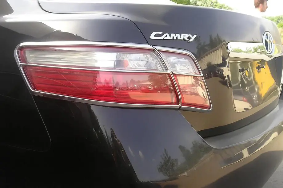 Toyota Camry 2006–2011 Aizmugurējo lukturu uzlikas (2 gab., plastmasa) Image