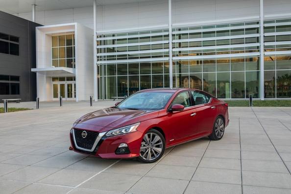 Nissan Altima sedana sestā paaudze