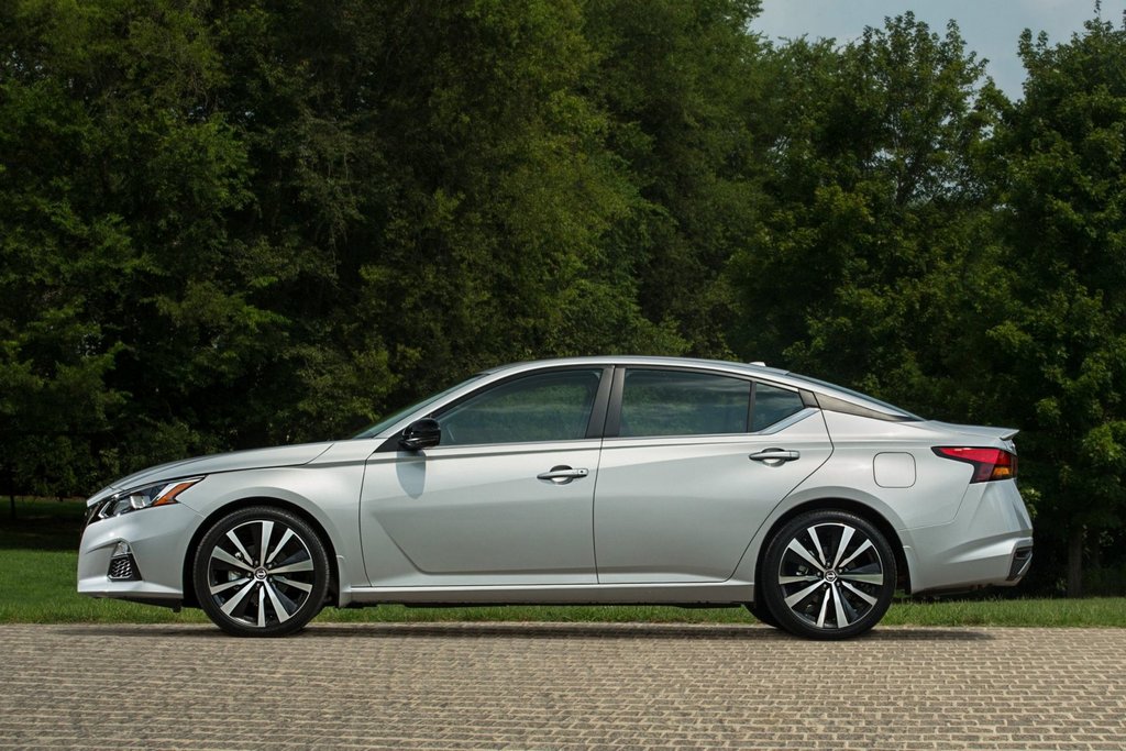 Nissan Altima sedana sestā paaudze