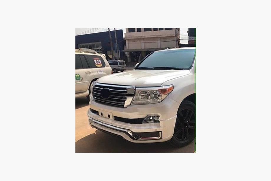 Toyota Land Cruiser 200 2007–2021 Virsbūves bodykit komplekts 2016↗ (Modelista V3) Melna krāsa Foto 2