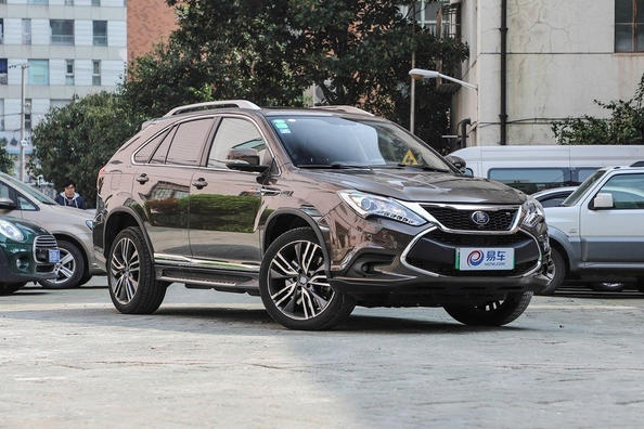 Hibrīds septiņvietīgs krosovers BYD Tang 100
