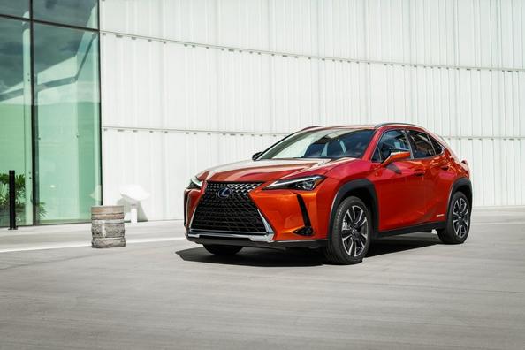 Krosovera Lexus UX 250h hibrīdā modifikācija