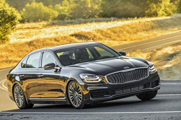 Reprezentatīvs sedans KIA K900