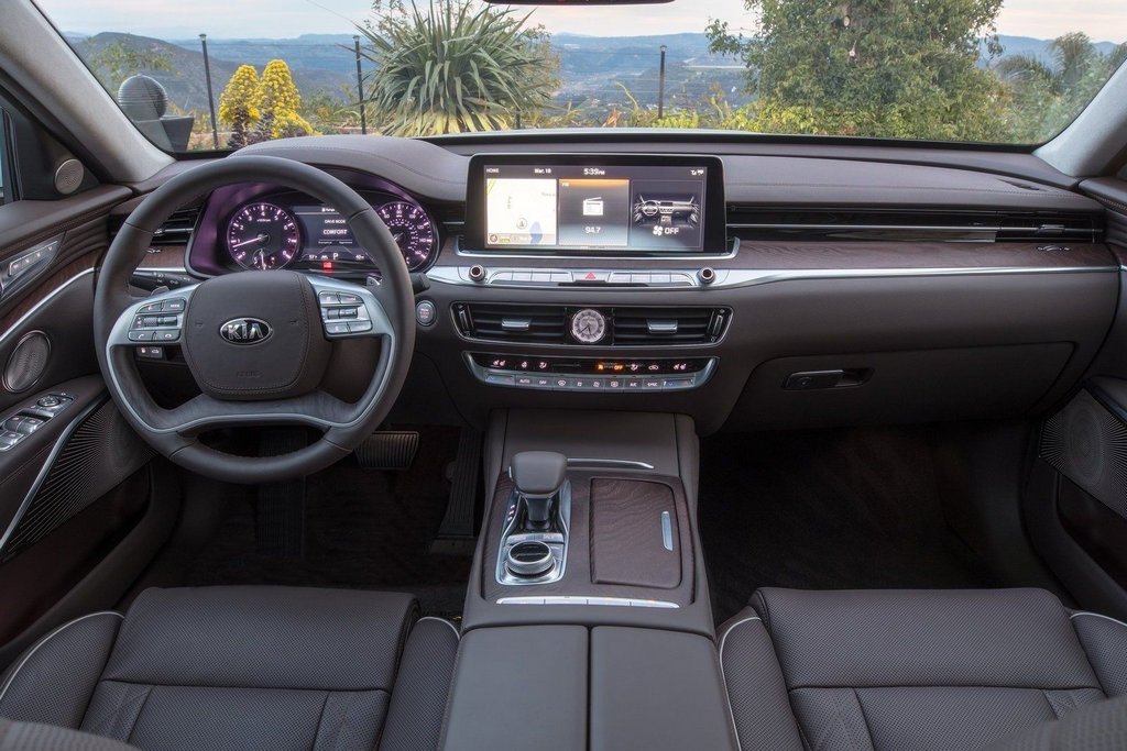 Reprezentatīvs sedans KIA K900