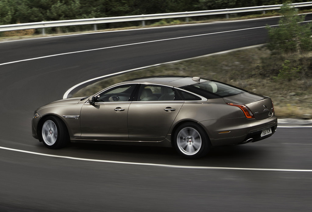 Jaguar XJ flagmaņa sedana apskats