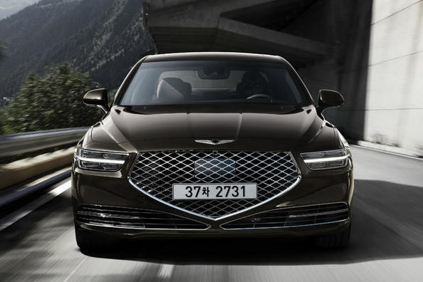 Premium sedana Genesis G90 apskats