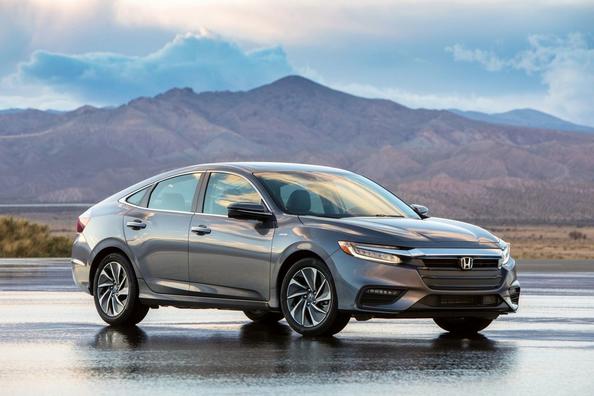 Honda Insight hibrīdā sedana apskats