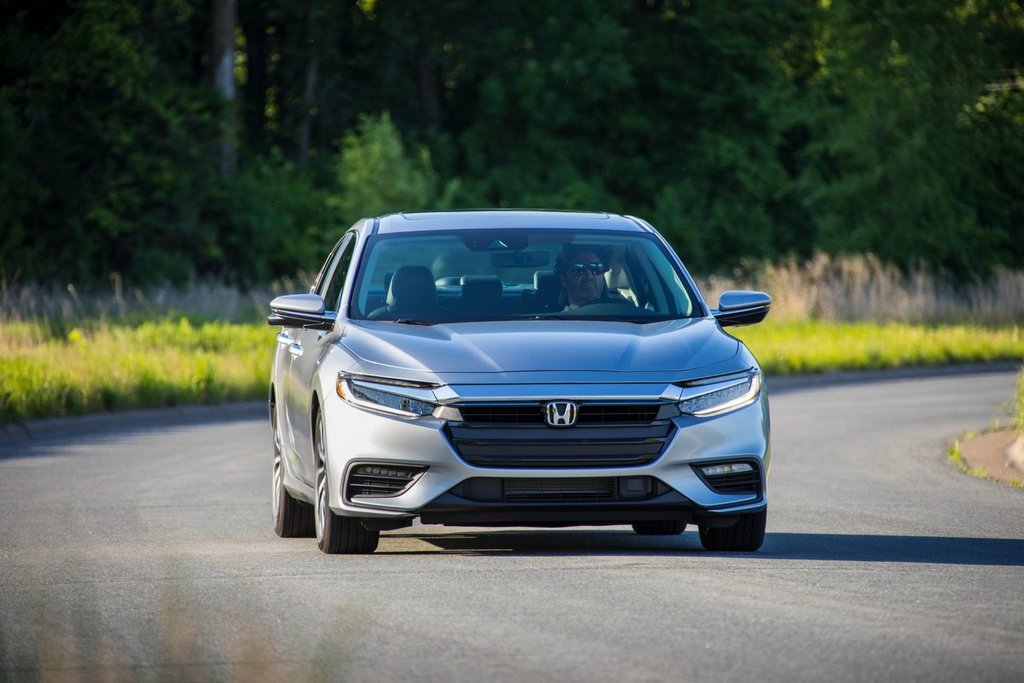 Honda Insight hibrīdā sedana apskats