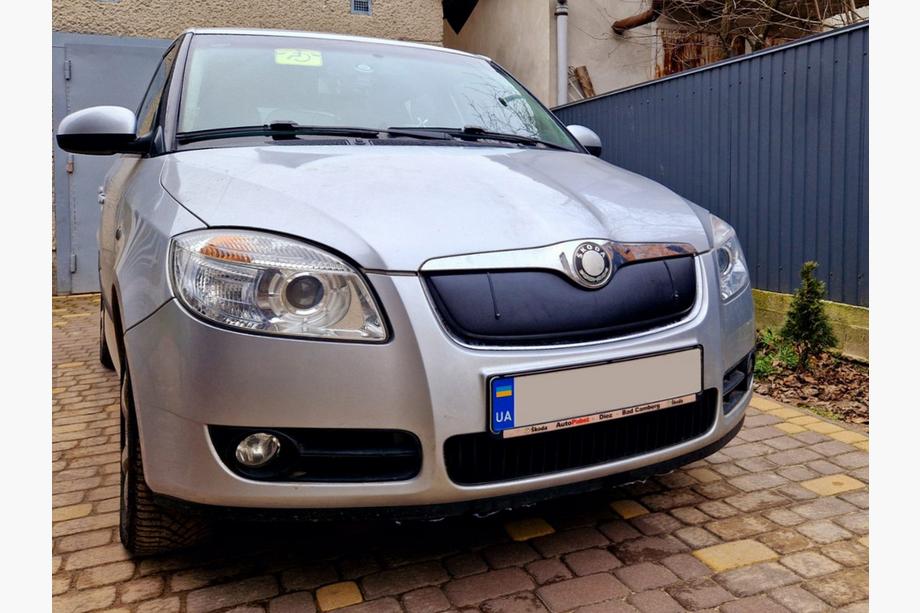 Skoda Fabia 2007–2014 Ziemas pārsegs radiatora režģim (2007-2010, augšējais) Glancēta Foto 5