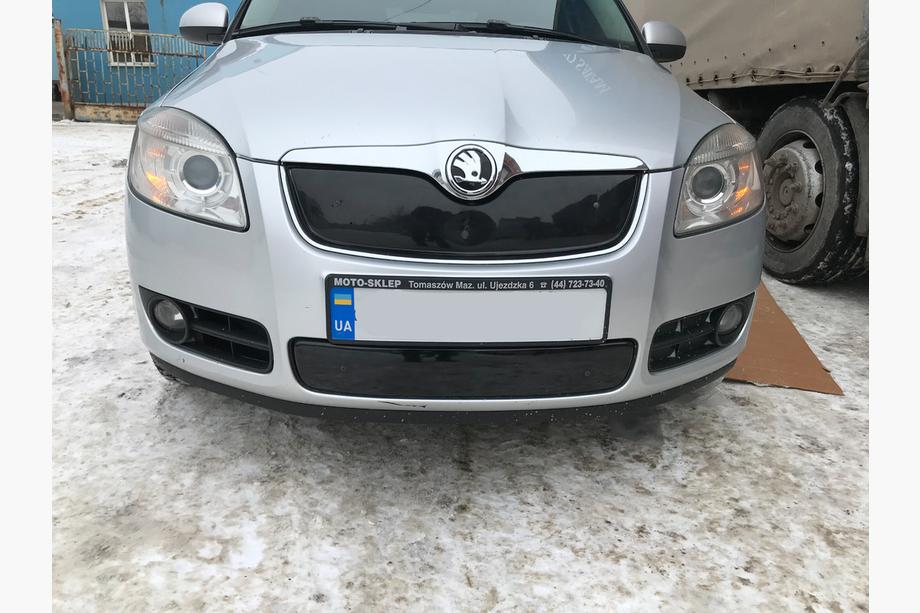 Skoda Fabia 2007–2014 Ziemas pārsegs radiatora režģim (2007-2010, augšējais) Glancēta Foto 4