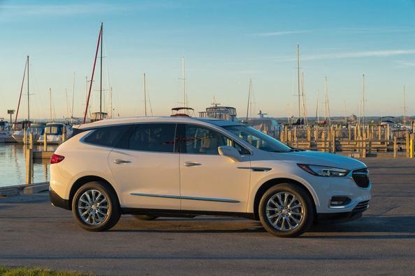 Buick Enclave krosovera apskats