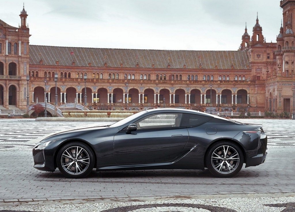 Sporta kupejas Lexus LC 500 apskats