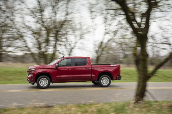 Jaunās paaudzes Chevrolet Silverado pikapa apskats Foto 2