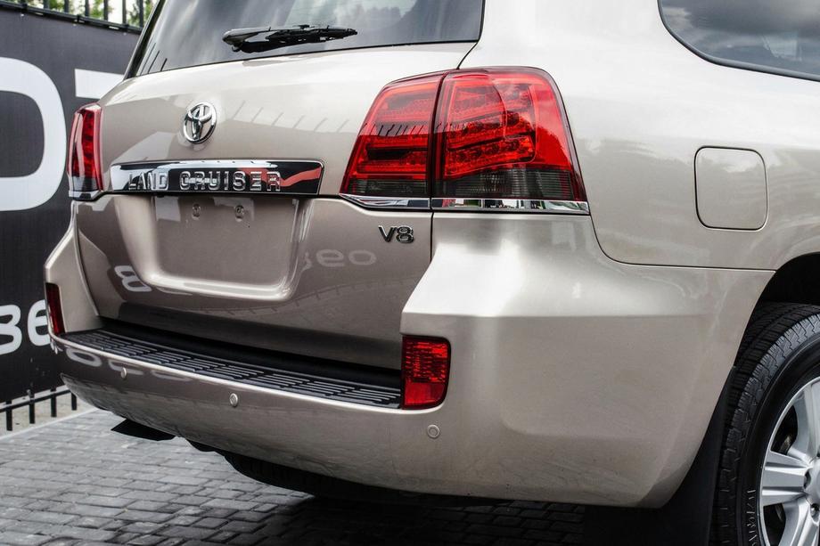 Toyota Land Cruiser 200 2007–2021 Aizmugurējie lukturi 2007-2015 V-3 (Lexus dizains 2012-2015) Image