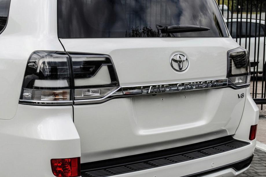 Toyota Land Cruiser 200 2007–2021 Aizmugurējie lukturi 2016+ (Executive Black) Image