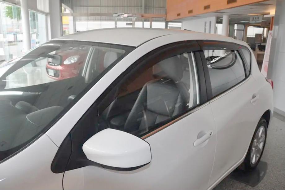 Nissan Tiida 2011–2014 Logu deflektori HB (4 gab., HIC) Foto 1