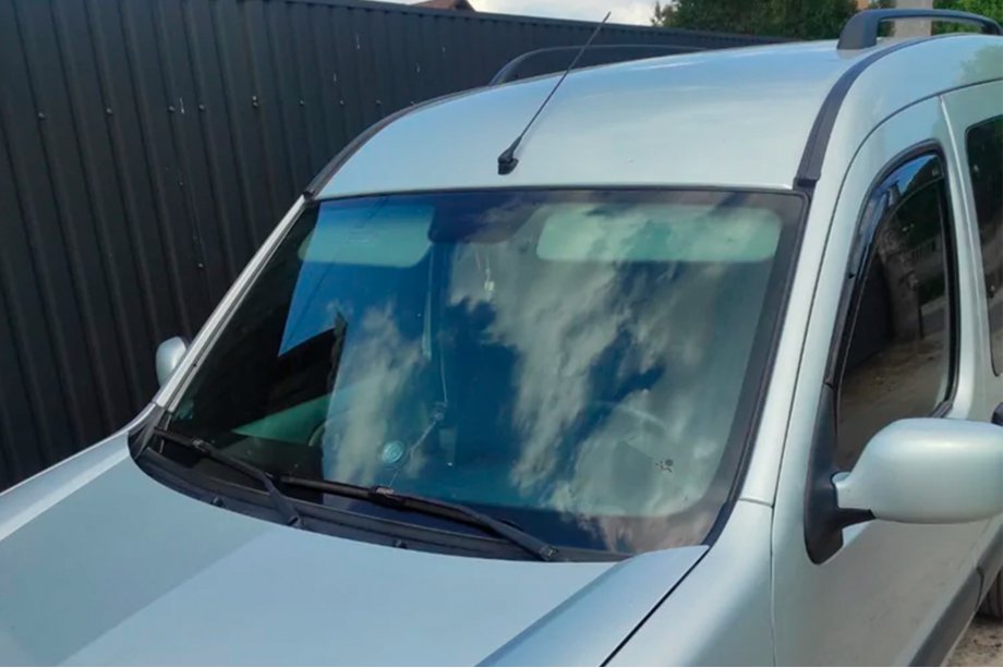 Renault Kangoo 1998–2008 Ieliekamie logu deflektori (2 gab., HIC) Foto 1