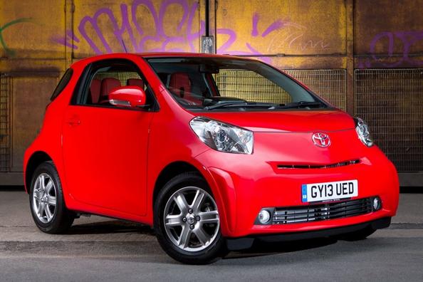 Kompakts trīsdurvju hečbeks Toyota iQ