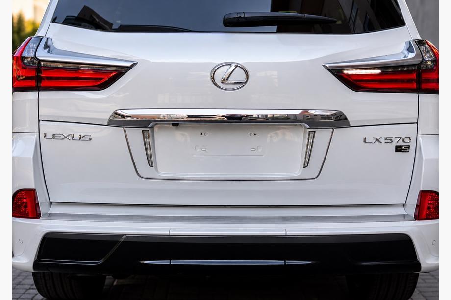 Lexus LX570/450d 2008–2022 Aizmugurējais numura zīmes turētājs ar LED (2007-2023) Melna krāsa Foto 2